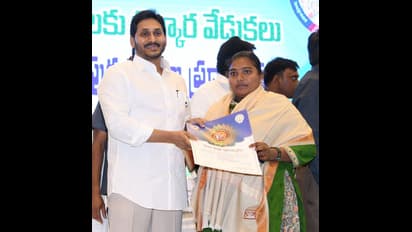 గ్రామ, వార్డు వాలంటీర్లకు సీఎం జగన్ సెల్యూట్‌