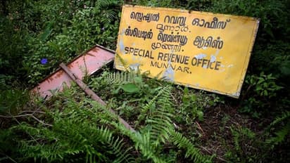 മൂന്നാറിലെ സ്പെഷൽ റവന്യു ഓഫീസ് അഞ്ജാതർ താഴിട്ടുപൂട്ടി