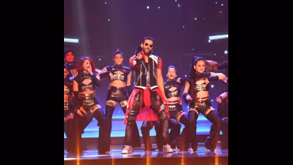 Hrithik Roshan- The Undisputed King of Stage Performances!