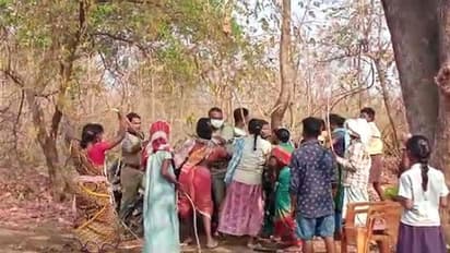 ఉద్రిక్తత : ఫారెస్ట్ ఆఫీసర్ లను కొట్టి, చెట్టుకు కట్టేసిన గ్రామస్తులు.. (వీడియో)