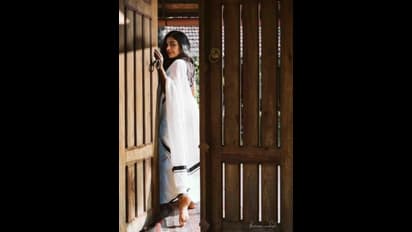 கேரள புடவையில் விதவிதமாக போஸ் கொடுத்து... கிக் ஏற்றும் 'கர்ணன்' பட நாயகி ரஜிஷா விஜயன்!