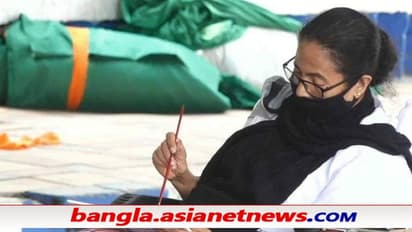 ধর্নায় বসেই মমতার হাতে রঙ-তুলি-ক্যানভাস - এটা কী ছবি আঁকলেন মুখ্যমন্ত্রী, দেখুন