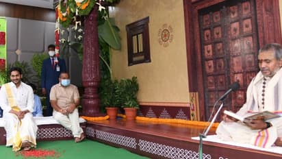 పంచెకట్టు, పైపంచె...  ఉగాది వేడుకల్లో సీఎం జగన్ సాంప్రదాయ వేషధారణలో (ఫోటోలు)