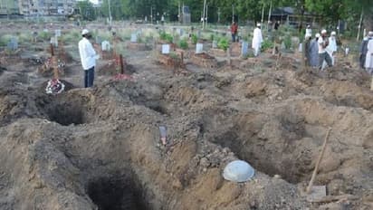 गुजरात में कोरोना का खतरनाक रूप: 24 घंटे जल रहीं चिताएं, एडवांस में खुद रहीं कब्र..कम पड़ने लगे कफन