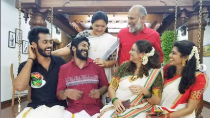 'ചക്കപ്പഴം' കുടുംബത്തിന്റെ ഒത്തുചേരല്; ചിത്രം പങ്കുവച്ച് സബിറ്റ