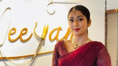 വൈന്‍ നിറത്തിലുള്ള സാരിയില്‍ അതിസുന്ദരിയായി നവ്യാ നായര്‍ ; വെെറലായി ചിത്രങ്ങൾ