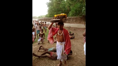 করোনার ভয়াবহ সংক্রমণের মাঝেই পুরুলিয়ায় জোরকদমে চড়ক পুজো, শিকেয় সামাজিক দূরত্ব, দেখুন ছবি