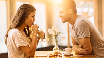 5 things women subconsciously notice in men on first date: Oral hygiene to smelling good