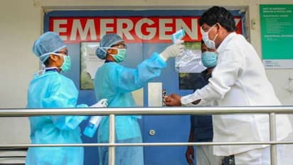 মৃত্যুর সম্ভাবনা বেশি না কম, দ্বিতীয় কোভিড তরঙ্গ কি প্রথমটির থেকেও মারাত্মক