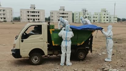 ആംബുലൻസ് ഇല്ല, കൊവിഡ് രോഗികളുടെ മൃതദേഹം വേസ്റ്റ് വണ്ടിയിൽ
