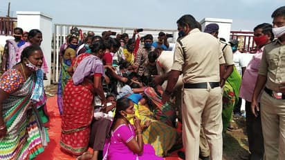 మహిళా పారిశుద్ద్య కార్మికులపై పోలీసుల జులుం... పలువురికి గాయాలు