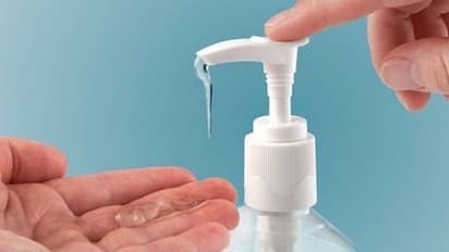 മദ്യം ലഭിച്ചില്ല; സാനിറ്റൈസര്‍ കുടിച്ച രണ്ട് പേര്‍ മരിച്ചു