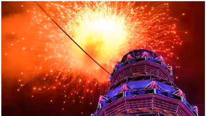 കാലാവസ്ഥ തുണച്ചില്ല; തൃശ്ശൂർ പൂരം വെടിക്കെട്ട് വീണ്ടും മാറ്റി