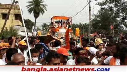 নববর্ষের দুপুরে মহাগুরু, ভাটপাড়া ও জগদ্দল বিধানসভা কেন্দ্রের ভোট প্রচারে মিঠুন চক্রবর্তী