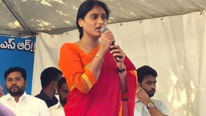 ఇక్కడ న్యాయం జరగాలంటే రోడ్డెక్కాల్సిందేనా: కేసీఆర్ ప్రభుత్వంపై షర్మిల విమర్శలు