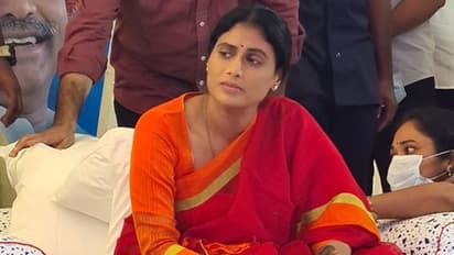 దీక్ష భగ్నం.. రోడ్డుపై సొమ్మసిల్లి పడిపోయిన షర్మిల, లోటస్పాండ్లో నిరసన