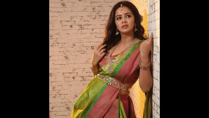 திருமணத்திற்கு பின் கூடி கொண்டே போகும் அஞ்சனாவின் அழகு..! விதவிதமான பட்டு புடவையில் கிக் ஏற்றும் போட்டோஸ்!