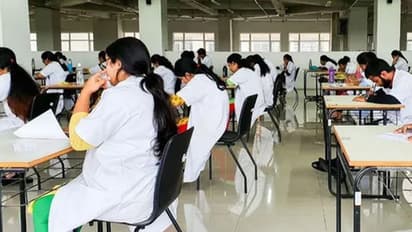 NEET PG Counselling: నీట్ పీజీ కౌన్సిలింగ్ మళ్లీ బ్రేక్.. ఈడబ్ల్యూఎస్ కోటా ఆదాయ పరిమితిపై కేంద్రం పునఃసమీక్ష