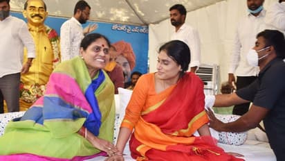 రెండో రోజూ లోటస్పాండ్ లో కొనసాగుతున్న షర్మిల దీక్ష