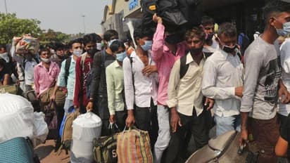 महाराष्ट्र: 15 दिन कर्फ्यू की घोषणा के बाद घर लौटने लगे प्रवासी मजदूर, पुलिस पर जबरन वसूली का आरोप