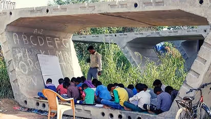 Delhi: Math teacher from Uttar Pradesh teaches slum kids under flyover