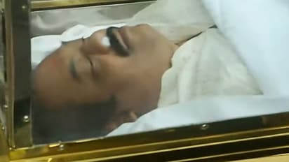 ஜார்ஜியாவில் இருந்து வந்த மறுநாளே... மறைந்த நடிகர் விவேக் வீட்டிற்கு நேரில் சென்று ஆறுதல் கூறிய விஜய்...!