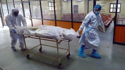 ఏపి సచివాలయం కరోనా కల్లోలం: అసిస్టెంట్ సెక్రటరీ మృతి, 60 మందికి పాజిటివ్