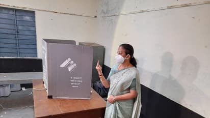 ಉಪಚುನಾವಣೆ: ಮತದಾನ ಆರಂಭ, ಸಸಿ ನೀಡಿ ಮಹಿಳಾ ಮತದಾರರಿಗೆ ಸ್ವಾಗತ..!