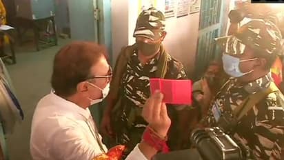 মদন মিত্রর বুক পকেট সার্চ, কামারহাটিতে ধমক খেল কেন্দ্রীয় বাহিনীর জওয়ানরা