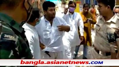 বুথের বাইরে বন্দুক হাতে দৌড়চ্ছেন নির্দল প্রার্থী, ভোটের দিন তীব্র উত্তেজনা চাকদহে, দেখুন