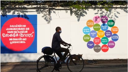 266 കലാകാരന്മാരുടെ സൃഷ്ടികള്; ' ലോകമേ തറവാട്' പ്രദര്ശനം നാളെ മുതല്