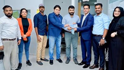 പണം തട്ടിയെടുത്ത് ഓടിയ കള്ളനെ കാല്വെച്ച് വീഴ്ത്തി; ദുബൈയില് താരമായ മലയാളിക്ക് അനുമോദനം, ജോലി വാഗ്ദാനം