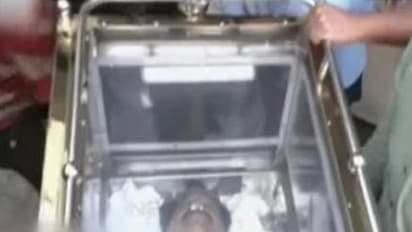 விவேக் உடல் ஆம்புலன்சில் கொண்டு வரப்பட்டது முதல்... இறுதி சடங்கு வரை..! நெஞ்சை உலுக்கும் புகைப்படங்கள்..!