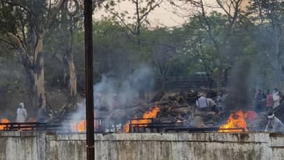 തീയണയാതെ ശ്മശാനങ്ങള്; രാജ്യത്ത് ഭീതി പരത്തി കൊവിഡ് രണ്ടാം തരംഗം