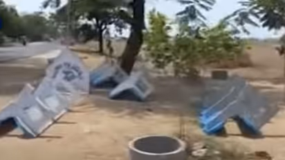 మాకొద్దీ కరోనా.. వైరస్ అడుగుపెట్టకుండా గ్రామస్తుల వినూత్న ఆలోచన