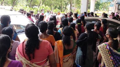 ചാരുംമൂടിൽ പ്രാഥമികാരോഗ്യ കേന്ദ്രത്തിൽ കൊവിഡ് ടെസ്റ്റ് നടത്തുന്നതിൽ ഗുരുതര അനാസ്ഥയെന്ന് പരാതി, പ്രതിഷേധം