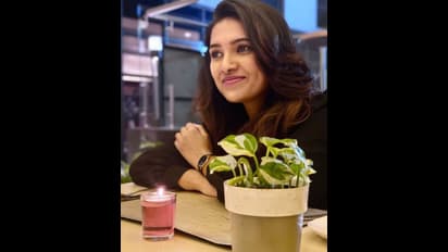 தென்றலாய் மனதை தீண்டும் சிரிப்பில்.. இளம் நெஞ்சங்களை உருக வைத்த வாணி போஜனின் லேட்டஸ்ட் போட்டோஸ்..!