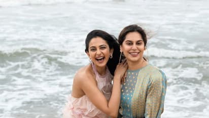 బీచ్ లో చిల్ అవుతున్న రకుల్, ఉపాసన... వైరల్ ఫోటో!