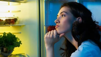 ഇടയ്ക്കിടെ എന്തെങ്കിലും കഴിച്ചുകൊണ്ടിരിക്കുന്ന ശീലമുള്ളവര്ക്ക് വേണ്ടി അഞ്ച് ടിപ്സ്...