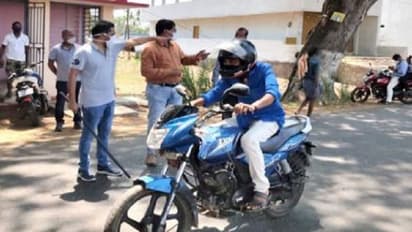 అవి పాటించలేదని.. స్వయంగా కలెక్టరే కర్ర పట్టుకునిపరిగెత్తించి కొట్టాడు..