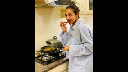 বলিউড হটডিভা মালাইকা হঠাৎ-ই হাতে তুলে নিয়েছিলেন হাতা-খুন্তি, কারণ খোলসা করলেন নিজেই