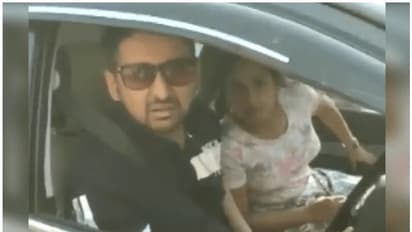 'ഉമ്മവെക്കേണ്ടി വന്നാൽ എന്തുചെയ്യും?' മാസ്കിടാത്തതിന് തടഞ്ഞ ദില്ലി പൊലീസിനോട് ദമ്പതികൾ തർക്കിച്ചത് ഇങ്ങനെ