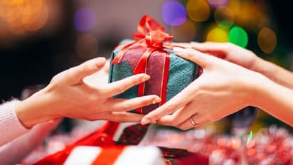 Vastu Tips: নতুন বছরে প্রিয়জনের সমৃদ্ধি কামনা করে এই উপহারগুলি প্রদানে পূণ্যলাভ হবে আপনারও