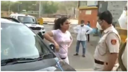 என் கணவரை முத்தமிடுவேன்... நடுரோட்டில் போலீஸாரிடம் இளம்பெண் வாக்குவாதம்..!