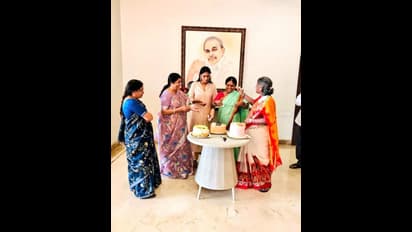 వైఎస్ విజయమ్మ పుట్టినరోజు... కొడుకు, కోడలు దూరం, షర్మిల మాత్రమే