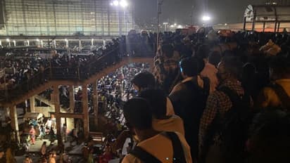 केजरीवाल की अपील बेअसर, हजारों मजदूर दिल्ली से रवाना, आनंद विहार पहुंचे हजारों मजदूर, बस पकड़ने को अफरातफरी