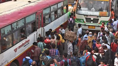 లాక్డౌన్ భయం: తెలంగాణ నుండి స్వంత ఊళ్లకు వలస కూలీల పయనం