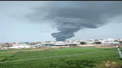 మల్లాపూర్ ఫ్యాక్టరీలో అగ్ని ప్రమాదం: భయంతో పరుగులు తీసిన కార్మికులు