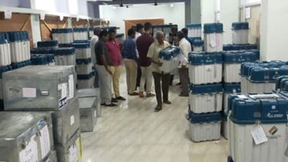 ಉತ್ತರಕನ್ನಡ: ಕೆಸರಿನಲ್ಲಿ ಸಿಲುಕಿದ ಮತಯಂತ್ರಗಳನ್ನು ಸಾಗಿಸುತ್ತಿದ್ದ ಲಾರಿ