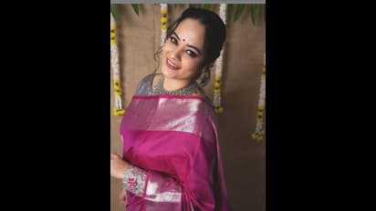 வாவ்.. குழந்தை பெற்ற பின்பும் கூட குறையாத அழகில் சுஜா வருணி..! பட்டு சேலையில் படு ஜோரான போட்டோஷூட்!